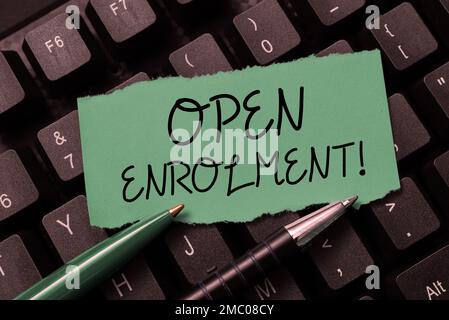 Scrittura visualizzazione testo registrazione aperta. Internet concetto studente scuola pubblica diversa da una residenza di base assegnata Foto Stock