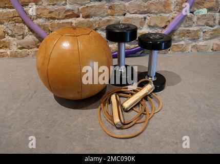 Berlino, Germania. 23rd Nov 2022. Una foto simbolo sullo sport, il fitness scattata il 11/23/2022 a Berlino. © BY XAMAX Credit: XAMAX/dpa/Alamy Live News Foto Stock