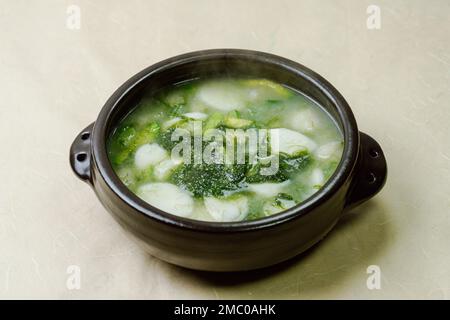 Tteokguk, zuppa di torta di riso tagliata da fullescens alle alghe coreane : torta di riso a forma ovale cotta in brodo. Un tradizionale piatto lunare di Capodanno. Brodo di manzo trasparente Foto Stock