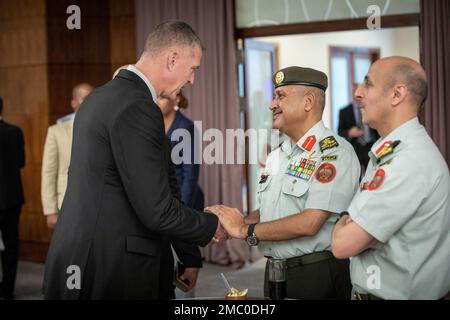 United States Marine Corps Lt. Col. Ben Grant, Stati Uniti Comando centrale J7 Capo Divisione esercizio e Jordan Armed Forces-Arab Army (JAF) Direttore di addestramento militare Brig. Il generale Kayed Jaarat stringe le mani alla conferenza finale di pianificazione per l'operazione Eager Lion 2022, ad Amman, in Giordania, 23rd giugno 2022. L'operazione Eager Lion 2022 è un esercizio multilaterale incentrato sulle capacità difensive nella lotta contro il terrorismo, la sicurezza delle frontiere, la sicurezza marittima, la risposta alle catastrofi e gli aiuti umanitari. La conferenza finale di pianificazione ha completato i requisiti operativi e logistici per oltre 30 paesi Foto Stock