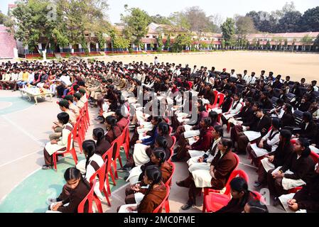 Jabalpur, Madhya Pradesh, India. 21st Jan, 2023. : Studenti del Model High School Government College durante il PM Narendra modi nuovo libro per gli studenti 'Exam Warriors' Pariksha pe Charcha - 2023 programma a Jabalpur il Sabato, Gen, 21, 2023. Foto di - Uma Shankar Mishra Credit: River Ganga/Alamy Live News Foto Stock