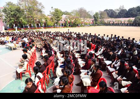 Jabalpur, Madhya Pradesh, India. 21st Jan, 2023. : Studenti del Model High School Government College durante il PM Narendra modi nuovo libro per gli studenti 'Exam Warriors' Pariksha pe Charcha - 2023 programma a Jabalpur il Sabato, Gen, 21, 2023. Foto di - Uma Shankar Mishra Credit: River Ganga/Alamy Live News Foto Stock