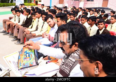 Jabalpur, Madhya Pradesh, India. 21st Gen, 2023 : il MP Rakesh Singh guarda il dipinto realizzato dagli studenti durante il PM Narendra modi nuovo libro per gli studenti 'Exam Warriors' Pariksha pe Charcha - 2023 programma a Jabalpur Sabato, Gen, 21, 2023. Foto di - Uma Shankar Mishra Credit: River Ganga/Alamy Live News Foto Stock