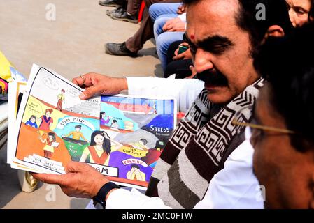 Jabalpur, Madhya Pradesh, India. 21st Gen, 2023 : il MP Rakesh Singh guarda il dipinto realizzato dagli studenti durante il PM Narendra modi nuovo libro per gli studenti 'Exam Warriors' Pariksha pe Charcha - 2023 programma a Jabalpur Sabato, Gen, 21, 2023. Foto di - Uma Shankar Mishra Credit: River Ganga/Alamy Live News Foto Stock