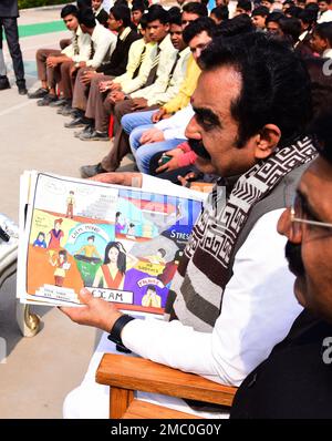 Jabalpur, Madhya Pradesh, India. 21st Gen, 2023 : il MP Rakesh Singh guarda il dipinto realizzato dagli studenti durante il PM Narendra modi nuovo libro per gli studenti 'Exam Warriors' Pariksha pe Charcha - 2023 programma a Jabalpur Sabato, Gen, 21, 2023. Foto di - Uma Shankar Mishra Credit: River Ganga/Alamy Live News Foto Stock