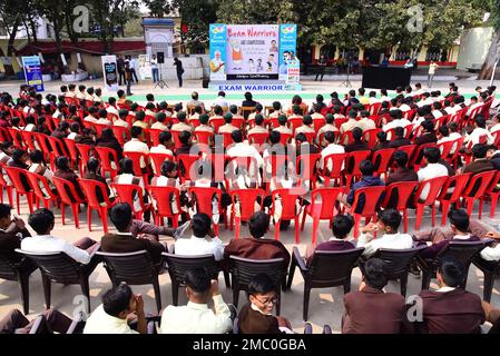 Jabalpur, Madhya Pradesh, India. 21st Jan, 2023. : Studenti del Model High School Government College durante il PM Narendra modi nuovo libro per gli studenti 'Exam Warriors' Pariksha pe Charcha - 2023 programma a Jabalpur il Sabato, Gen, 21, 2023. Foto di - Uma Shankar Mishra Credit: River Ganga/Alamy Live News Foto Stock