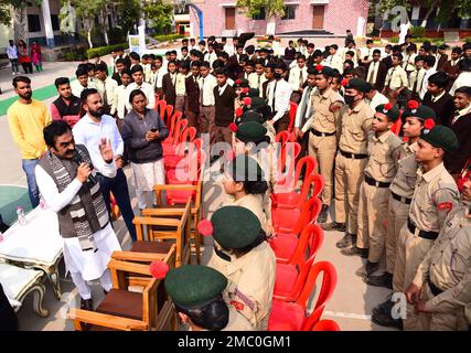 Jabalpur, Madhya Pradesh, India. 21st Jan, 2023. : MP Rakesh Singh incontro con gli studenti durante il PM Narendra modi nuovo libro per gli studenti 'Guerrieri esame' Pariksha pe Charcha - 2023 programma a Jabalpur Sabato, Gen, 21, 2023. Foto di - Uma Shankar Mishra Credit: River Ganga/Alamy Live News Foto Stock