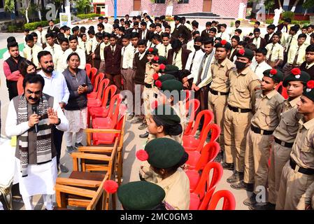 Jabalpur, Madhya Pradesh, India. 21st Jan, 2023. : MP Rakesh Singh incontro con gli studenti durante il PM Narendra modi nuovo libro per gli studenti 'Guerrieri esame' Pariksha pe Charcha - 2023 programma a Jabalpur Sabato, Gen, 21, 2023. Foto di - Uma Shankar Mishra Credit: River Ganga/Alamy Live News Foto Stock