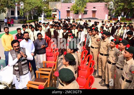 Jabalpur, Madhya Pradesh, India. 21st Jan, 2023. : MP Rakesh Singh incontro con gli studenti durante il PM Narendra modi nuovo libro per gli studenti 'Guerrieri esame' Pariksha pe Charcha - 2023 programma a Jabalpur Sabato, Gen, 21, 2023. Foto di - Uma Shankar Mishra Credit: River Ganga/Alamy Live News Foto Stock