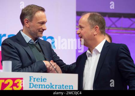Bielefeld, Germania. 21st Jan, 2023. Da sinistra a destra Christian LINDNER, FDP, Ministro federale delle finanze, FDP Presidente federale, dice Arrivederci al dottor Joachim TIMBRO, FDP, uscente presidente di stato FDP, conferenza di partito statale del FDP Nord Reno-Westfalia, FDPNRW, nel municipio di Bielefeld il 21 gennaio 2023, credito: dpa / Alamy Live News Foto Stock