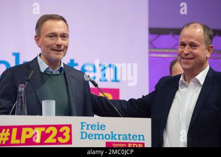 Bielefeld, Germania. 21st Jan, 2023. Da sinistra a destra Christian LINDNER, FDP, Ministro federale delle finanze, FDP Presidente federale, dice Arrivederci al dottor Joachim TIMBRO, FDP, uscente presidente di stato FDP, conferenza di partito statale del FDP Nord Reno-Westfalia, FDPNRW, nel municipio di Bielefeld il 21 gennaio 2023, credito: dpa / Alamy Live News Foto Stock