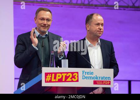 Bielefeld, Germania. 21st Jan, 2023. Da sinistra a destra Christian LINDNER, FDP, Ministro federale delle finanze, FDP Presidente federale, dice Arrivederci al dottor Joachim TIMBRO, FDP, uscente presidente di stato FDP, conferenza di partito statale del FDP Nord Reno-Westfalia, FDPNRW, nel municipio di Bielefeld il 21 gennaio 2023, credito: dpa / Alamy Live News Foto Stock