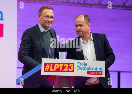 Bielefeld, Germania. 21st Jan, 2023. Da sinistra a destra Christian LINDNER, FDP, Ministro federale delle finanze, FDP Presidente federale, dice Arrivederci al dottor Joachim TIMBRO, FDP, uscente presidente di stato FDP, conferenza di partito statale del FDP Nord Reno-Westfalia, FDPNRW, nel municipio di Bielefeld il 21 gennaio 2023, credito: dpa / Alamy Live News Foto Stock