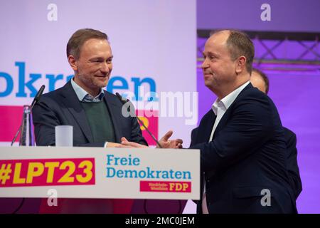 Bielefeld, Germania. 21st Jan, 2023. Da sinistra a destra Christian LINDNER, FDP, Ministro federale delle finanze, FDP Presidente federale, dice Arrivederci al dottor Joachim TIMBRO, FDP, uscente presidente di stato FDP, conferenza di partito statale del FDP Nord Reno-Westfalia, FDPNRW, nel municipio di Bielefeld il 21 gennaio 2023, credito: dpa / Alamy Live News Foto Stock
