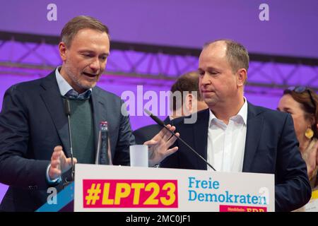 Bielefeld, Germania. 21st Jan, 2023. Da sinistra a destra Christian LINDNER, FDP, Ministro federale delle finanze, FDP Presidente federale, dice Arrivederci al dottor Joachim TIMBRO, FDP, uscente presidente di stato FDP, conferenza di partito statale del FDP Nord Reno-Westfalia, FDPNRW, nel municipio di Bielefeld il 21 gennaio 2023, credito: dpa / Alamy Live News Foto Stock