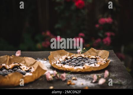 Tartine fatte in casa con mirtilli e more su un tavolo di legno Foto Stock