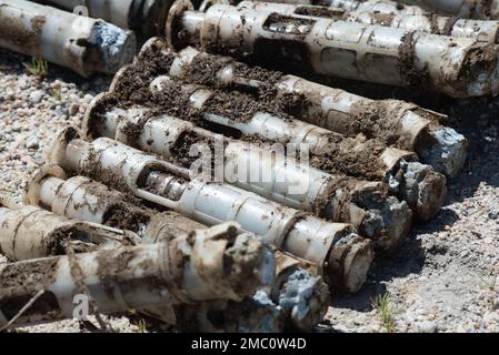 Lo squadrone di smaltimento esplosivo della Guardia Nazionale dell'aria dello Utah è stato incaricato di eseguire una detonazione di emergenza di diversi round di uranio impoverito che erano stati compromessi il 23 giugno 2022 presso il Tooele Army Depot, UT. Foto Stock