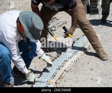 Lo squadrone di smaltimento esplosivo della Guardia Nazionale dell'aria dello Utah è stato incaricato di eseguire una detonazione di emergenza di diversi round di uranio impoverito che erano stati compromessi il 23 giugno 2022 presso il Tooele Army Depot, UT. Foto Stock