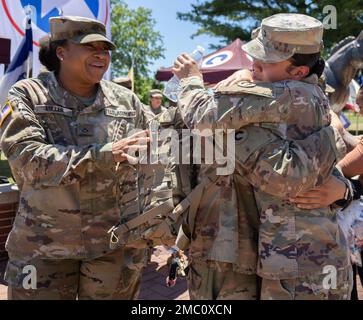 I soldati accolgono a casa i loro compagni di squadra del 1st Theater Sostainment Command’s Strategic Operations and Plans Red Team il 23 giugno 2022 a Fort Knox, Kentucky. Il Red Team è stato distribuito per sei mesi negli Stati Uniti Area di responsabilità del comando centrale. Foto Stock