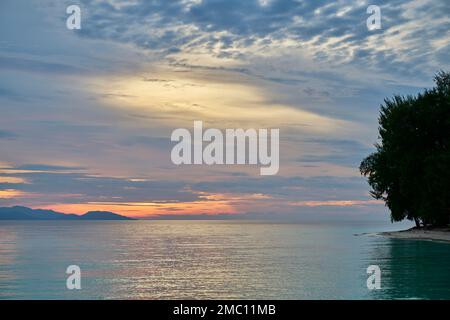 Il sole che scende sulle isole Raja Ampat, Indonesia Foto Stock