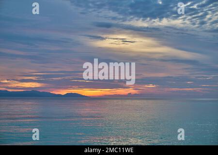 Il sole che scende sulle isole Raja Ampat, Indonesia Foto Stock