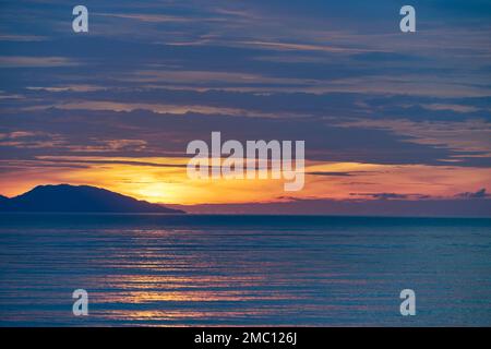 Il sole che scende sulle isole Raja Ampat, Indonesia Foto Stock