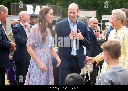 Le loro altezze reali Principe William e Caterina, Duca e Duchessa di Cambridge, e la signora Julie Spence, Lord Lieutenant di Cambridgeshire, si impegnano con i partecipanti al Cambridgeshire County Day al Newmarket July Course, Inghilterra, 23 giugno 2022. La Giornata della contea è stata un’occasione per celebrare il Cambridgeshire e il Platinum Jubilee di sua Maestà la Regina. Foto Stock