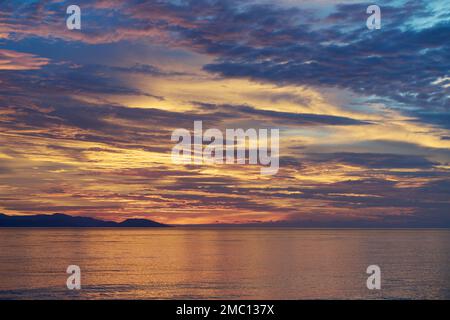 Il sole che scende sulle isole Raja Ampat, Indonesia Foto Stock