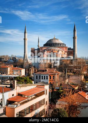 Vista sui tetti della città vecchia fino a Hagia Sophia, Ayasofya, patrimonio dell'umanità dell'UNESCO, in inverno, Sultanahmet, Istanbul, Turchia Foto Stock
