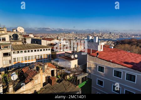 Vista panoramica sui tetti della città vecchia verso la Torre Galata e Karakoey, Beyoglu in inverno, Sultanahmet, Istanbul, Turchia Foto Stock