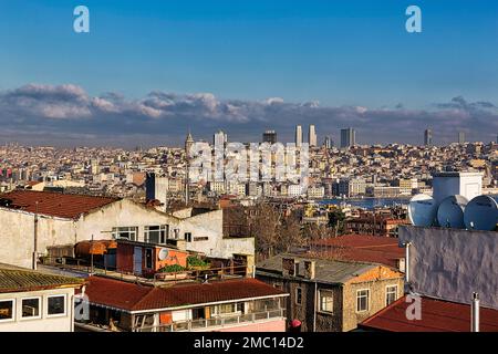 Vista panoramica sui tetti della città vecchia verso la Torre Galata e Karakoey, Beyoglu in inverno, Sultanahmet, Istanbul, Turchia Foto Stock