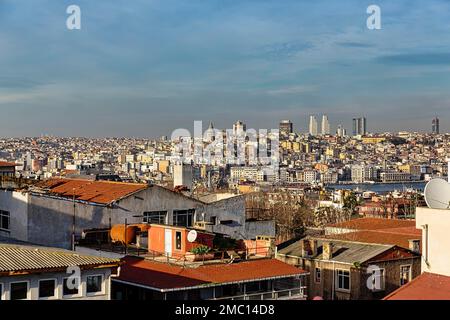 Vista panoramica sui tetti della città vecchia verso la Torre Galata e Karakoey, Beyoglu in inverno, Sultanahmet, Istanbul, Turchia Foto Stock