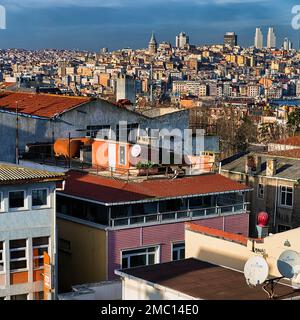 Vista panoramica sui tetti della città vecchia verso la Torre Galata e Karakoey, Beyoglu in inverno, Sultanahmet, Istanbul, Turchia Foto Stock