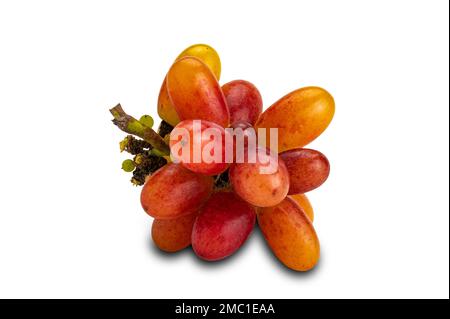 Mazzo di uve rosse mature appena raccolte, Crimson Seedless, isolato su fondo bianco con percorso di taglio Foto Stock