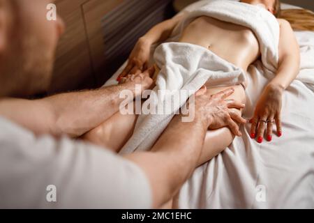 Donna con massaggio gambe terapia nel salone termale Foto Stock