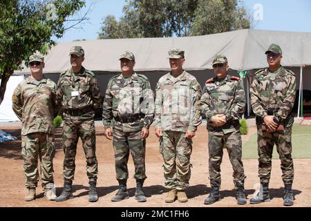 STATI UNITI L'esercito e le forze armate reali marocchine pongono la leadership per una foto dopo aver partecipato a una dimostrazione di combattimento a Tifnit, Marocco, il 23 giugno 2022, durante il Leone Africano 2022. African Lion 2022 è statunitense L'esercizio annuale più grande, Premier, congiunto del comando Africa, ospitato da Marocco, Ghana, Senegal e Tunisia, dal 6 al 30 giugno. Più di 7.500 partecipanti provenienti da 28 nazioni e dalla NATO si allenano insieme con l'attenzione a migliorare la preparazione per le forze nazionali degli Stati Uniti e dei partner. AL22 è un'attività multinazionale, multicomponente e di tutti i domini, che impiega una gamma completa di funzionalità di missione wi Foto Stock