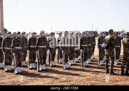 Le forze Armate reali marocchine si stanno formando per l'arrivo di una dirigenza senior dagli Stati Uniti Esercito e forze Armate reali marocchine per una dimostrazione di un'esercitazione di combattimento a Tifnit, Marocco, 23 giugno 2022 durante il Leone Africano 2022. African Lion 2022 è statunitense L'esercizio annuale più grande, Premier, congiunto del comando Africa, ospitato da Marocco, Ghana, Senegal e Tunisia, dal 6 al 30 giugno. Più di 7.500 partecipanti provenienti da 28 nazioni e dalla NATO si allenano insieme con l'attenzione a migliorare la preparazione per le forze nazionali degli Stati Uniti e dei partner. AL22 è un'e multinazionale, multicomponente e di tutti i domini Foto Stock