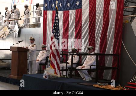 GRANDI LAGHI, Ill. (23 giugno 2022) – CMdR. Shawn Gibson, comandante, Surface Warfare Engineering Command Great Lakes, fornisce le ultime osservazioni durante una cerimonia di cambio di comando. CMdR. Gibson è stato rivivuto come ufficiale comandante dal CMdR. Ervin L. Henley. Foto Stock