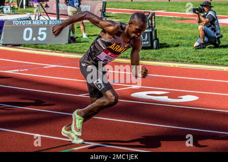 Jonah Koech, atleta soldato di pista e campo assegnato al World Class Athlete Program, partecipa alla Steeplechase maschile 800m al Campionato USA Track and Field Outdoor 2022 di Eugene, Oregon, dal 23 al 26 giugno 2022. Koech ha piazzato 2nd nelle finali, punzonando il suo biglietto per i Campionati Mondiali di Atletica del 2022 a luglio. Foto Stock