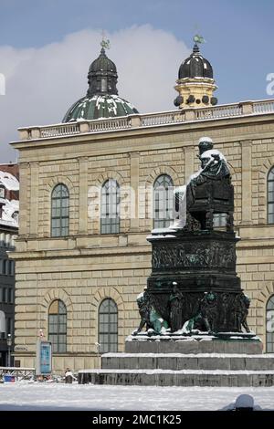 Piazza Max Joseph con monumento al re Max i Joseph, facciata della Residenz, cupole della Chiesa Theatin, innevata d'inverno, Monaco, Baviera Foto Stock