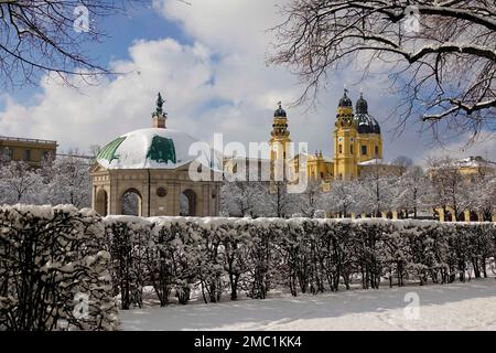 Giardino cortile con Tempio Diana, Chiesa Theatine sul retro, innevata d'inverno, Monaco, Baviera, alta Baviera, Germania Foto Stock