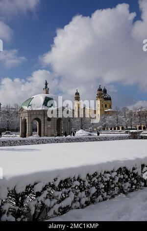 Giardino cortile con Tempio Diana, Chiesa Theatine sul retro, innevata d'inverno, Monaco, Baviera, alta Baviera, Germania Foto Stock