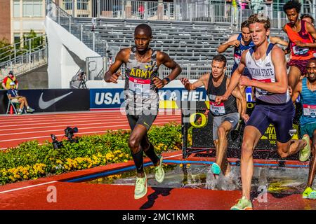 Bernard Keter, atleta soldato di pista e campo assegnato al World Class Athlete Program, partecipa alla Steeplechase maschile 3000m al Campionato USA Track and Field Outdoor 2022 di Eugene, Oregon, dal 23 al 26 giugno 2022. Keter, un olimpico 2020, si è qualificato per il Campionato Mondiale di Atletica 2022 piazzando 3rd nella gara finale. Foto Stock