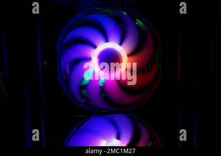 Refrigeratore d'aria colorato con ventola rgb pc LED arcobaleno luminoso. Telaio del computer. Modding di gioco, concetto tecnologico e background IT. Foto Stock