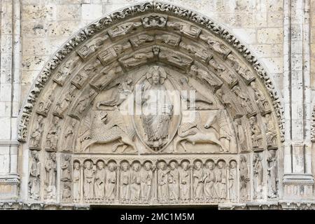 Timpano del Portale reale con Cristo nel Mandorla come Giudice del Giudizio universale sul portale occidentale della Cattedrale di Notre Dame di Chartres Foto Stock