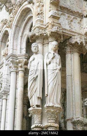 Sculture sul portale nord di Notre Dame Cattedrale di Chartres, Eure-et-Loir, Francia Foto Stock