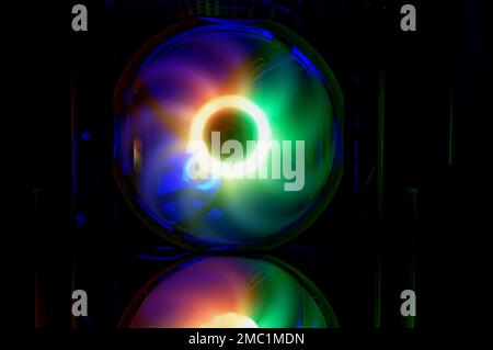Refrigeratore d'aria colorato con ventola rgb pc LED arcobaleno luminoso. Telaio del computer. Modding di gioco, concetto tecnologico e background IT. Foto Stock