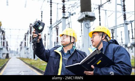 Guiyang, provincia cinese di Guizhou. 21st Jan, 2023. I tecnici ispezionano una sottostazione di trasformatori a Guiyang, provincia di Guizhou, nel sud-ovest della Cina, 21 gennaio 2023. Le persone di vari settori si attaccano ai loro posti alla vigilia del Capodanno cinese lunare, o Spring Festival, che cade il 22 gennaio. Credit: Tao Liang/Xinhua/Alamy Live News Foto Stock