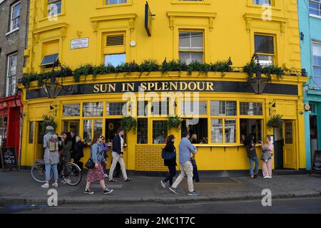 Ospiti e passanti fuori dal pub Sun in Splendour su Portobello Road, Londra, Inghilterra, Regno Unito Foto Stock