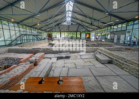 In primo piano, replica di un bagno, le piccole terme, APC, Parco Archeologico Cambodunum, Kempten, Allgaeu, Baviera, Germania Foto Stock